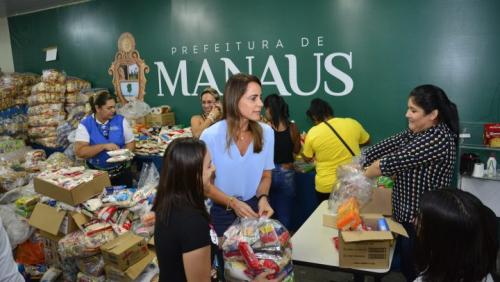 Presidente do Manaus Solidária acompanha trabalhos noturnos na central de doações 