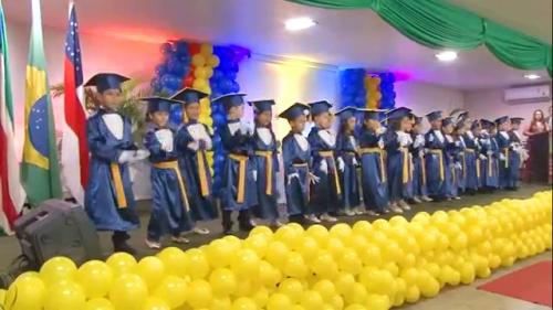 Alunos do Instituto Educar Parintins são destaque na mídia digital, interpretando em Libras música Pais