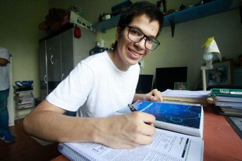 Aos 15 anos jovem é aprovado em Medicina na UEA cursando 1ª série do Ensino Médio