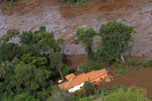 Chega a nove número de mortos pelo rompimento de barragem em Minas 