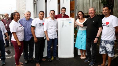 Arthur Virgílio recebe doação da Aleam através do presidente David Almeida para moradores do Educandos 