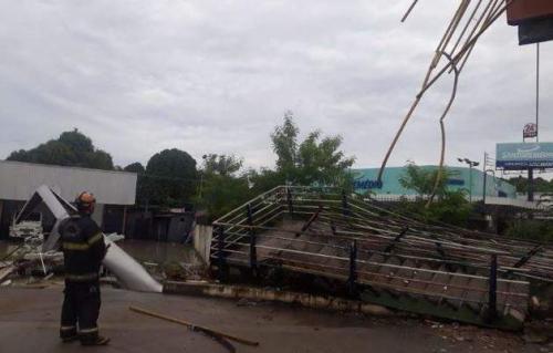 Parte de passarela da Avenida Torquato Tapajós cai após forte chuva 