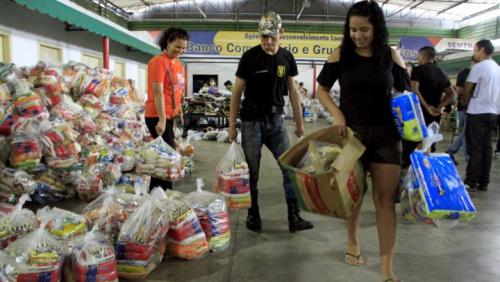 Famílias recebem donativos arrecadados na campanha #ManausSolidária