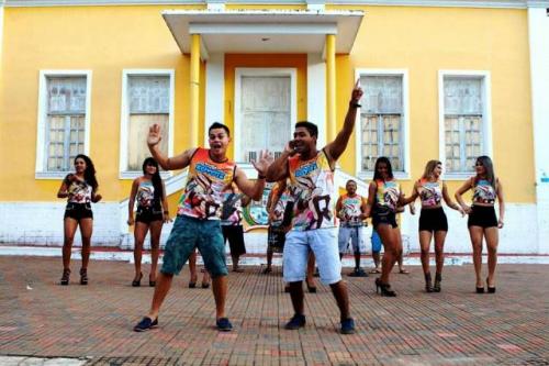 Banda do Koyote esquenta foliões nesta sexta