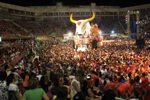 Público lota a arena do Bumbódromo para assistir CarnaBoi de Caprichoso e Garantido