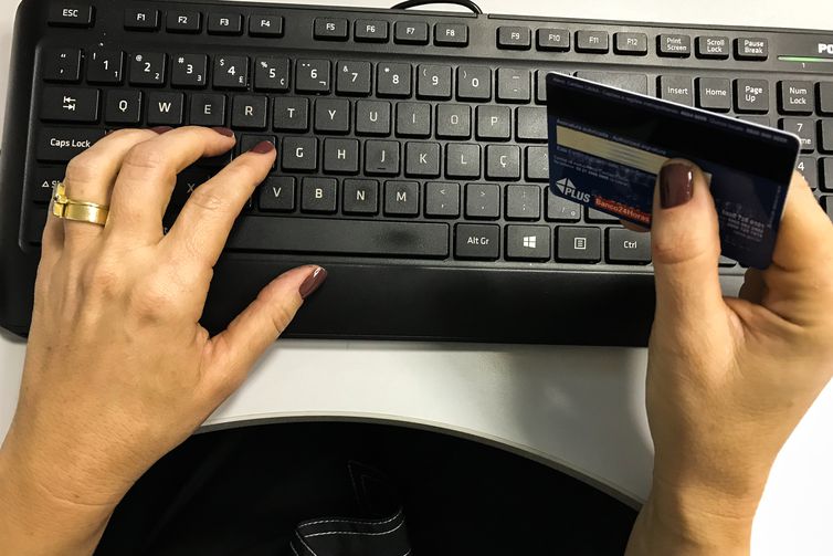 O cartão de crédito é a principal forma de pagamento de compras online - Marcello Casal jr/Agência Brasil