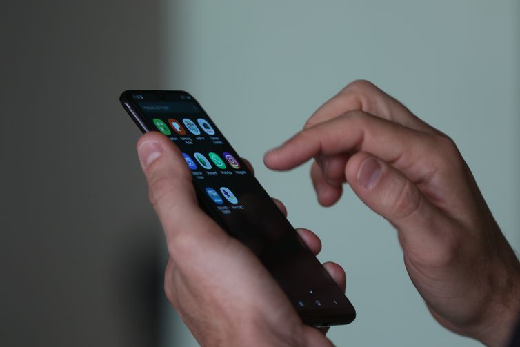 O consumo de notícias por quem acessa a internet apenas pelo celular costuma limitar-se ao título e foto, por falta de dados móveis para acessar a informação completa - Tânia Rêgo/Agência Brasil